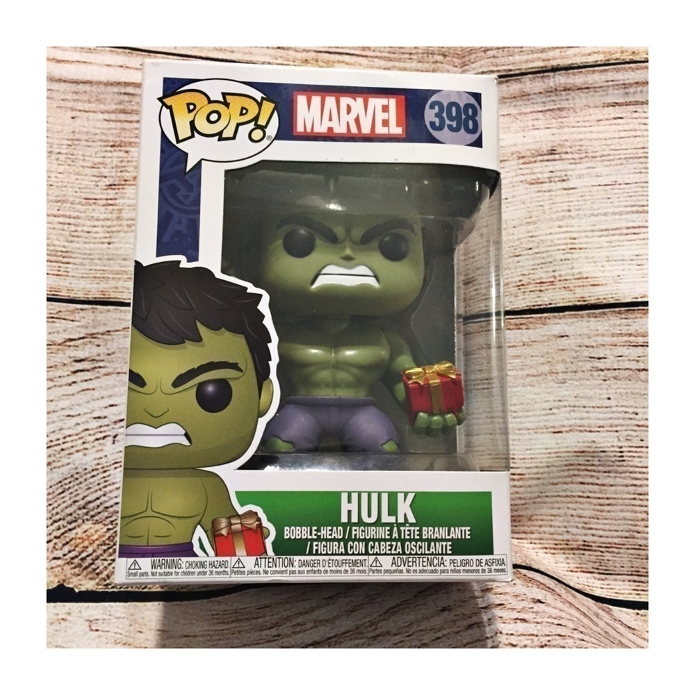NWT Funko Pop Hulk holding Christmas Present and Stocking #398 - Picture 1 of 8